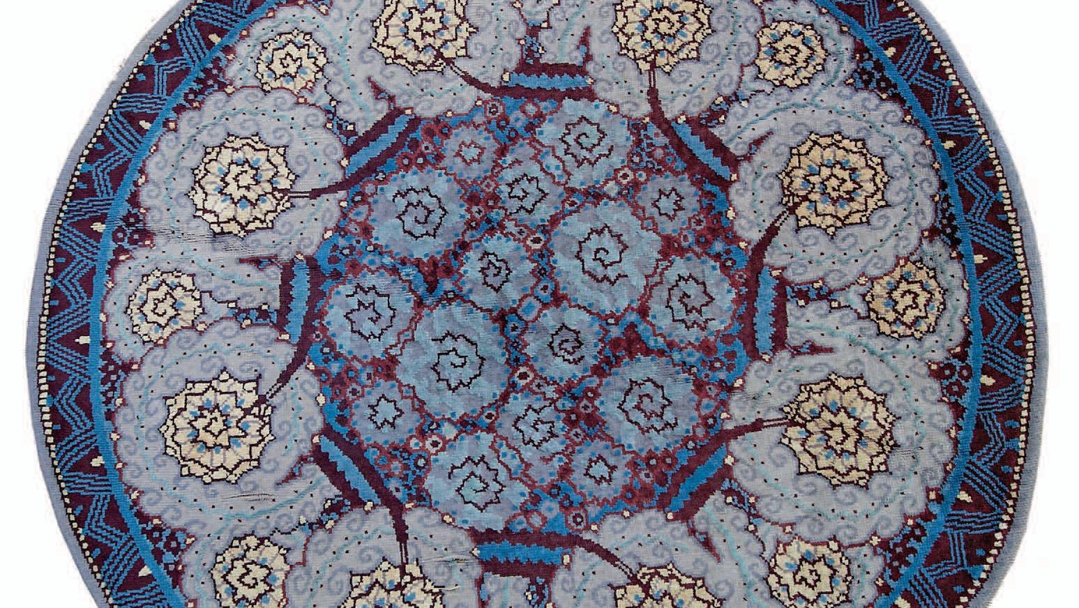 Jacques-Émile Ruhlmann (1879-1933), tapis en laine aux points noués à décor de fleurs... Une affaire sur le tapis