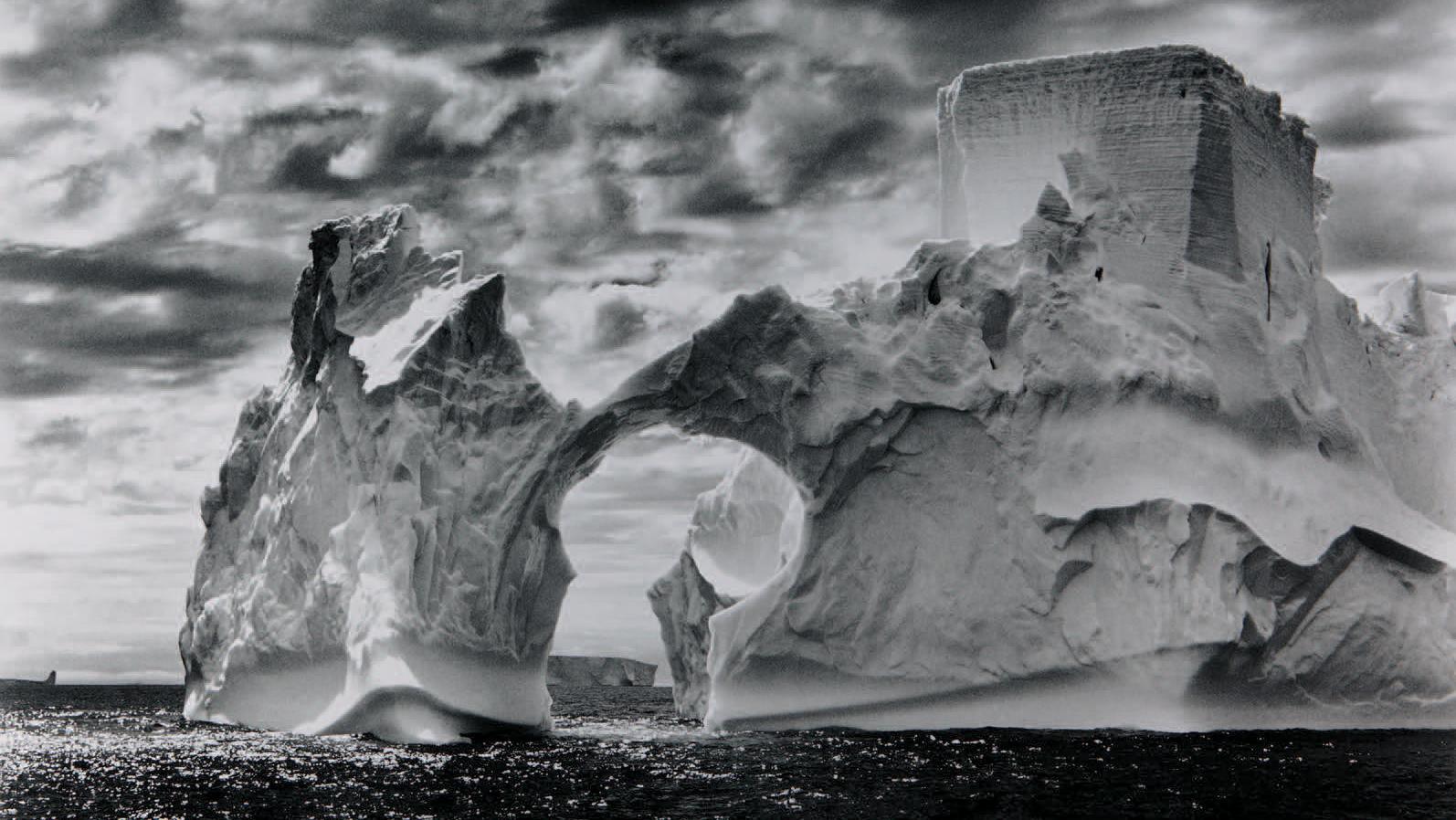 Sebastião Salgado (né en 1944), Iceberg, Antartica, 2005, tirage argentique d’époque,... Regard militant