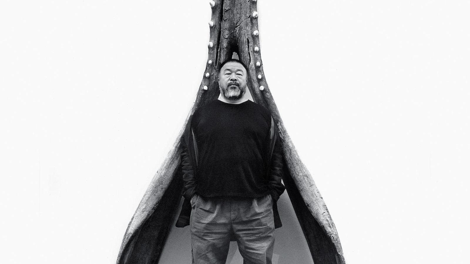 Ai Weiwei devant le grand cachalot (mâchoire inférieure) du musée cantonal de zoologie... Ai Weiwei