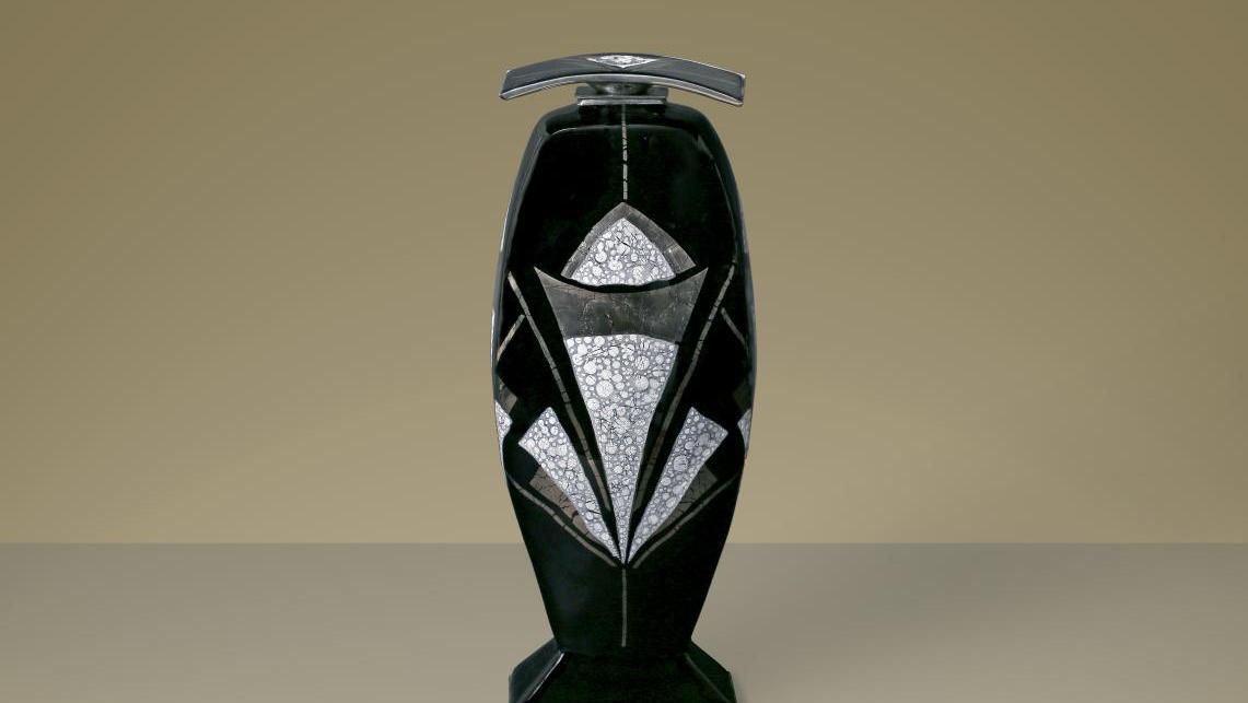 Vase plein émail et platine, bouchon thermoformé, platine et cristal. © Daniel B... L’alchimie du feu