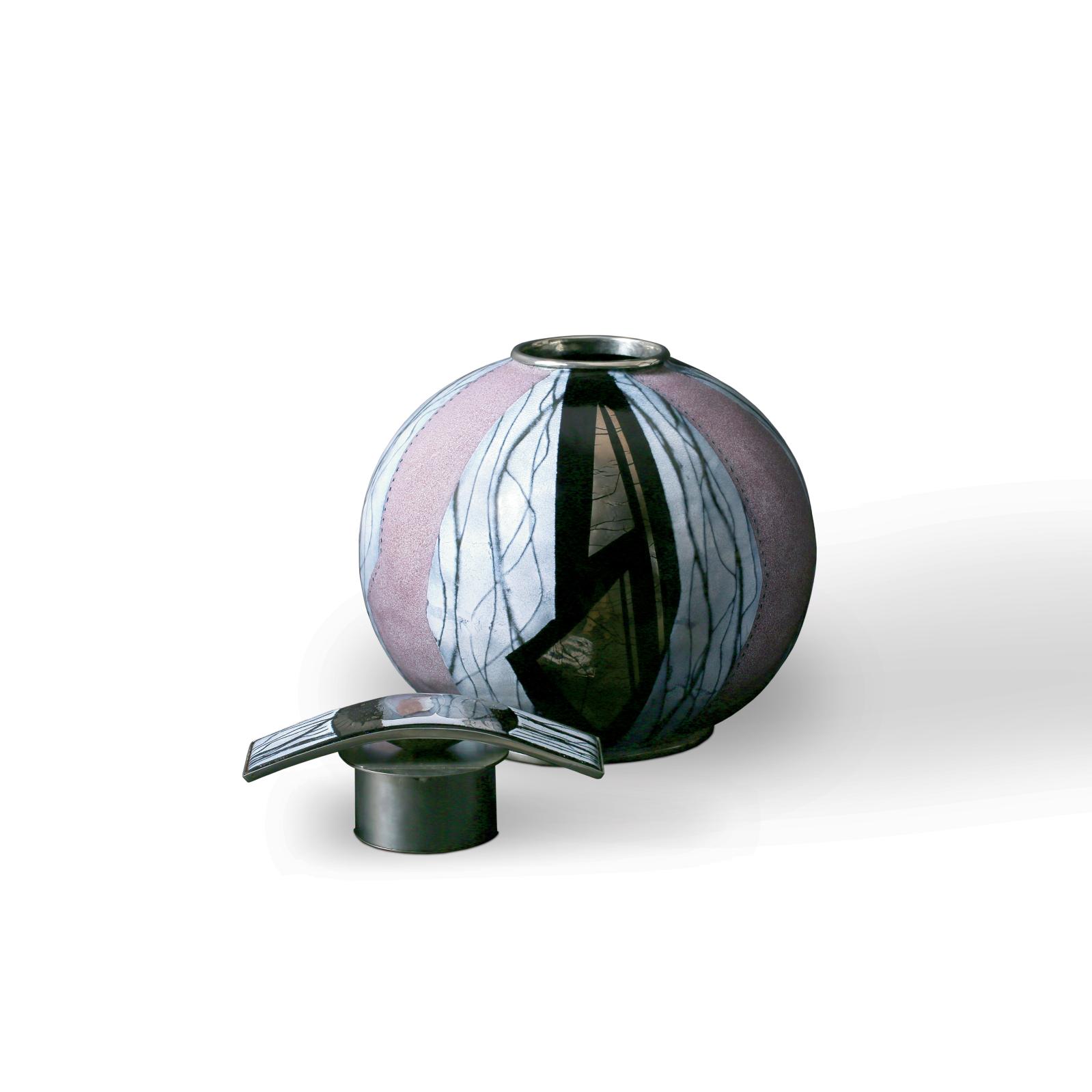 Vase boule plein émail et platine, bouchon thermoformé, platine, argent et cristal. © Daniel Borie