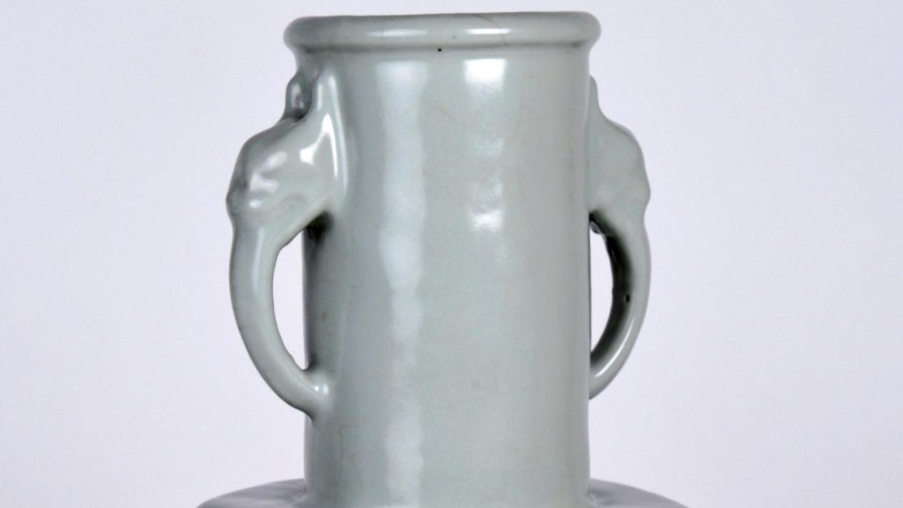 Chine, époque Yongzheng (1723-1735). Vase en porcelaine à glaçure de type «guan»,... Avec éclat
