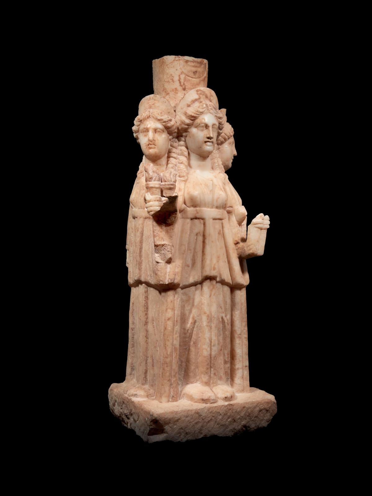 Art romain, Ier-IIe siècle. Statue de la déesse Hécate, marbre blanc, h. 69 cm. Estimation : 80 000/120 000 €