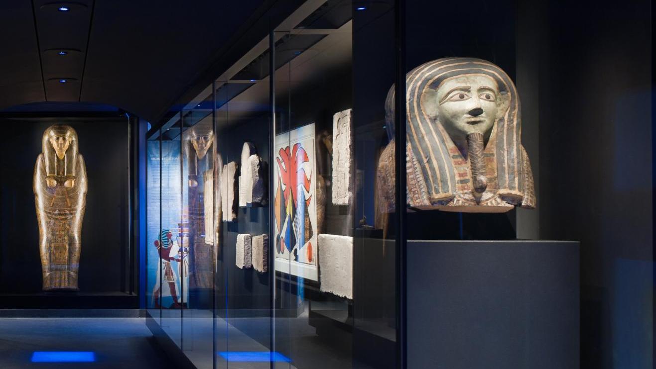 Vue de la galerie égyptienne du musée d’Art classique de Mougins ; masque de sarcophage... Œuvres muséales à vendre