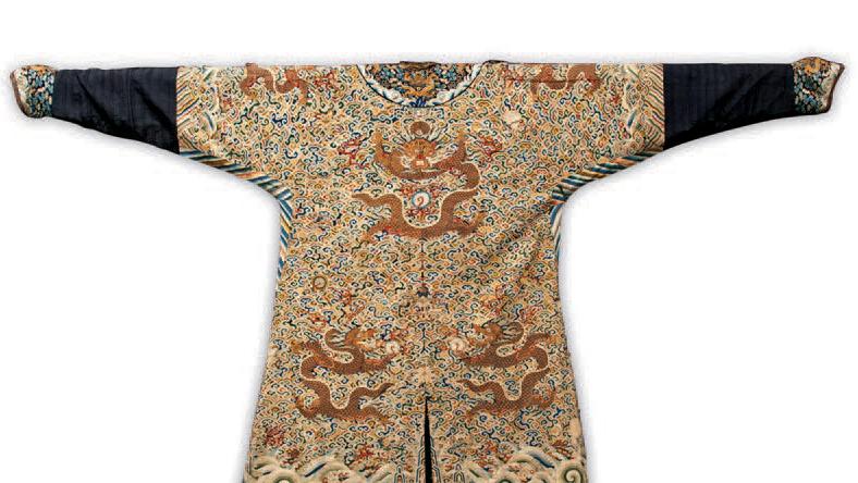 Chine, XVIIIe siècle. Robe impériale en kesi à décor de neuf dragons à cinq griffes... Toutes griffes dehors