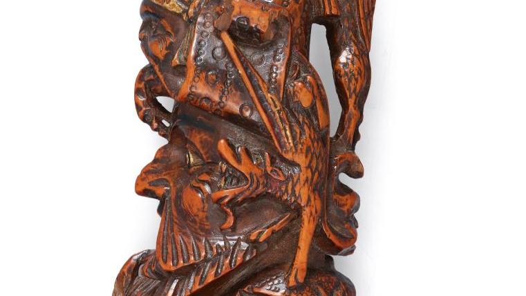 11 228 € Casse-noix à tenaille en buis sculpté à rehauts polychromes de personnages... Cote : casse-noix…