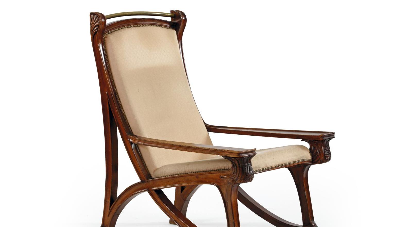 Abel Landry (1871-1923), fauteuil «Flâneuse» modèle «43» 1902, bois sculpté verni,... Une «Flâneuse» aux courbes énergiques