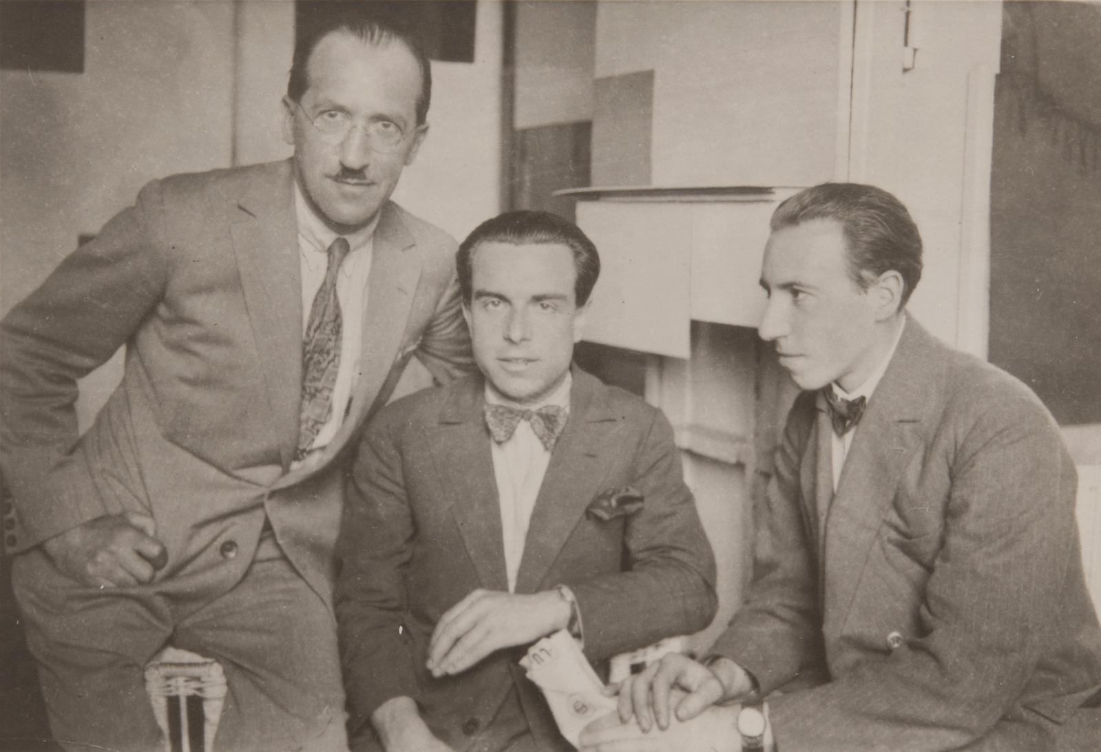 André Kertész (1894-1985), Dans l’atelier de Piet Mondrian  Piet Mondrian, Enrico Prampolini et Michel Seuphor, 1926, épreuve gélatino-argentique d’ép