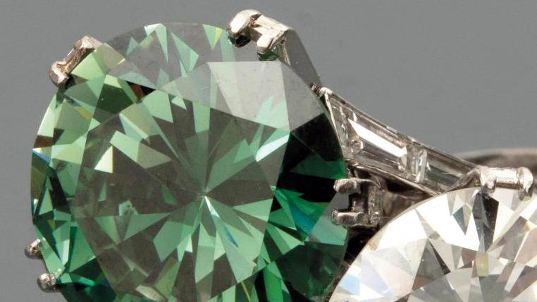 Bague croisée en platine 850 millièmes ornée d’un diamant blanc brillanté (10,82 ct)... Souvenirs de la dame du Negresco