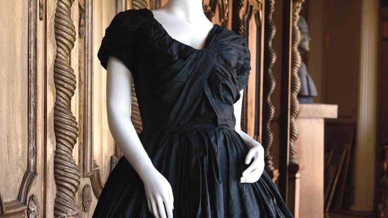 Jacques Fath (1912-1954), robe cocktail en taffetas noir, encolure ronde à buste... Souvenirs de la dame du Negresco