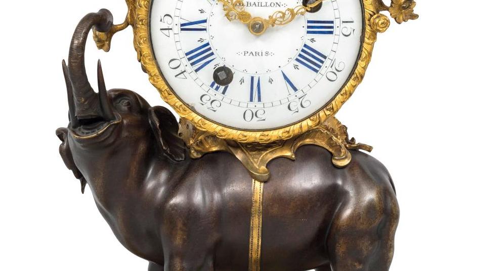 Époque Louis XV. Pendule «à l’éléphant» en bronze patiné et doré, le cadran en chiffres... Une grâce pachydermique