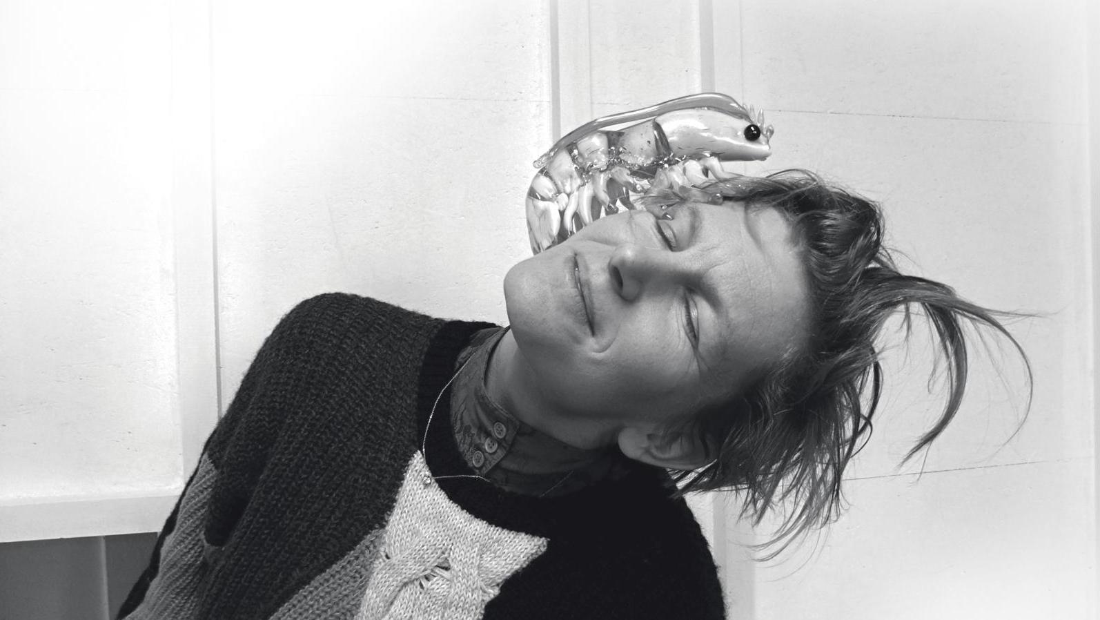 Laure Prouvost posant avec une écrevisse en verre de Murano, Italie. © Harry Kam... Les jolis «mensonges» de Laure Prouvost