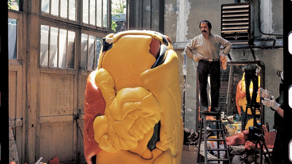 César dans son atelier de la rue Lhomond à Paris, en 1967. © Michel Delluc  Des lauriers pour César