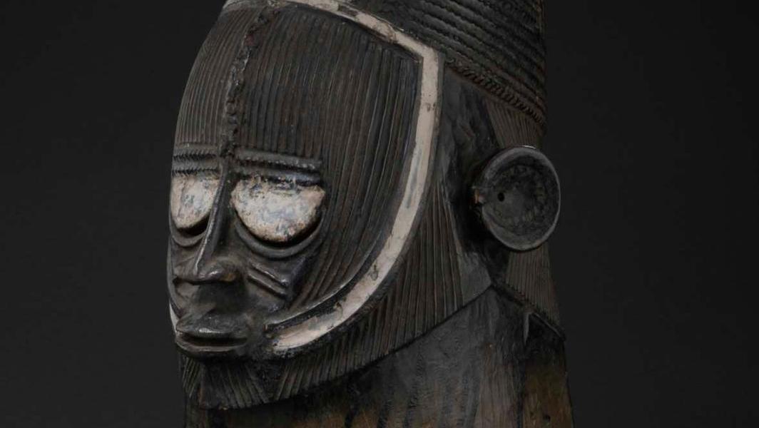 Nigeria, Agba Igala mask-helmet, wood, h. 34 cm.Estimate: €15,000/25,000 The Durand-Dessert Collection