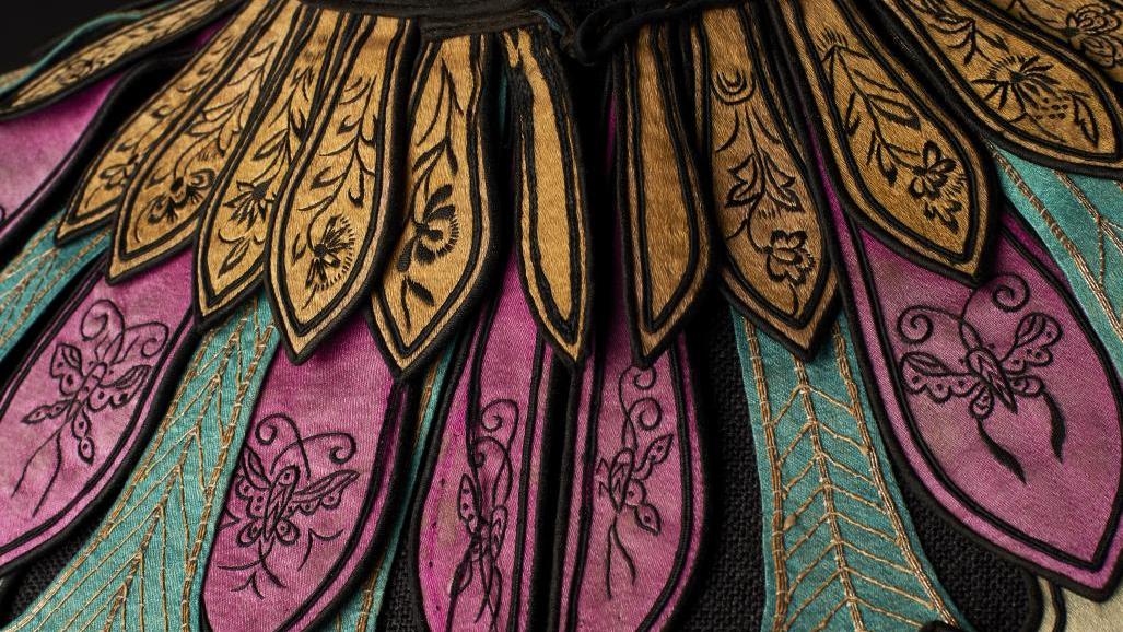 Chine XIXe siècle. Collier, coton, soie et fils de métal, 42 x 27 cm. La collection Mis, témoignage d’une Chine mal connue