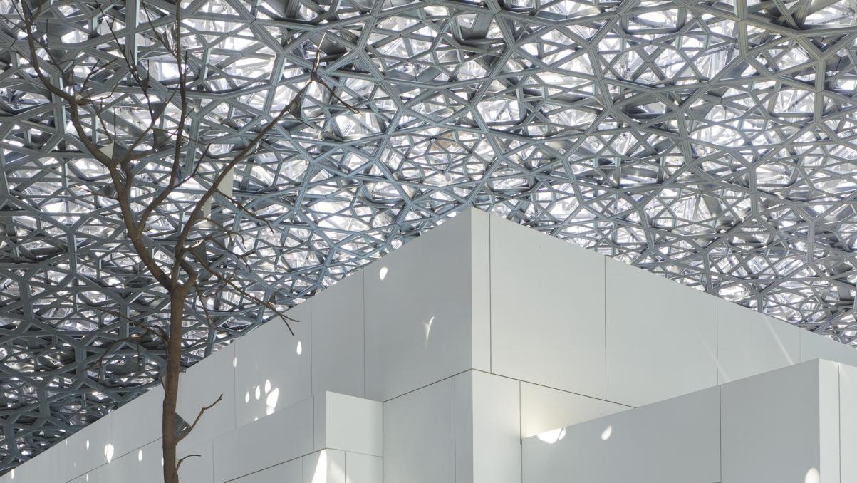 Vue intérieure du Louvre Abu Dhabi avec la sculpture Germination de Giuseppe Penone.... Abu Dhabi : Le louvre sort des sables