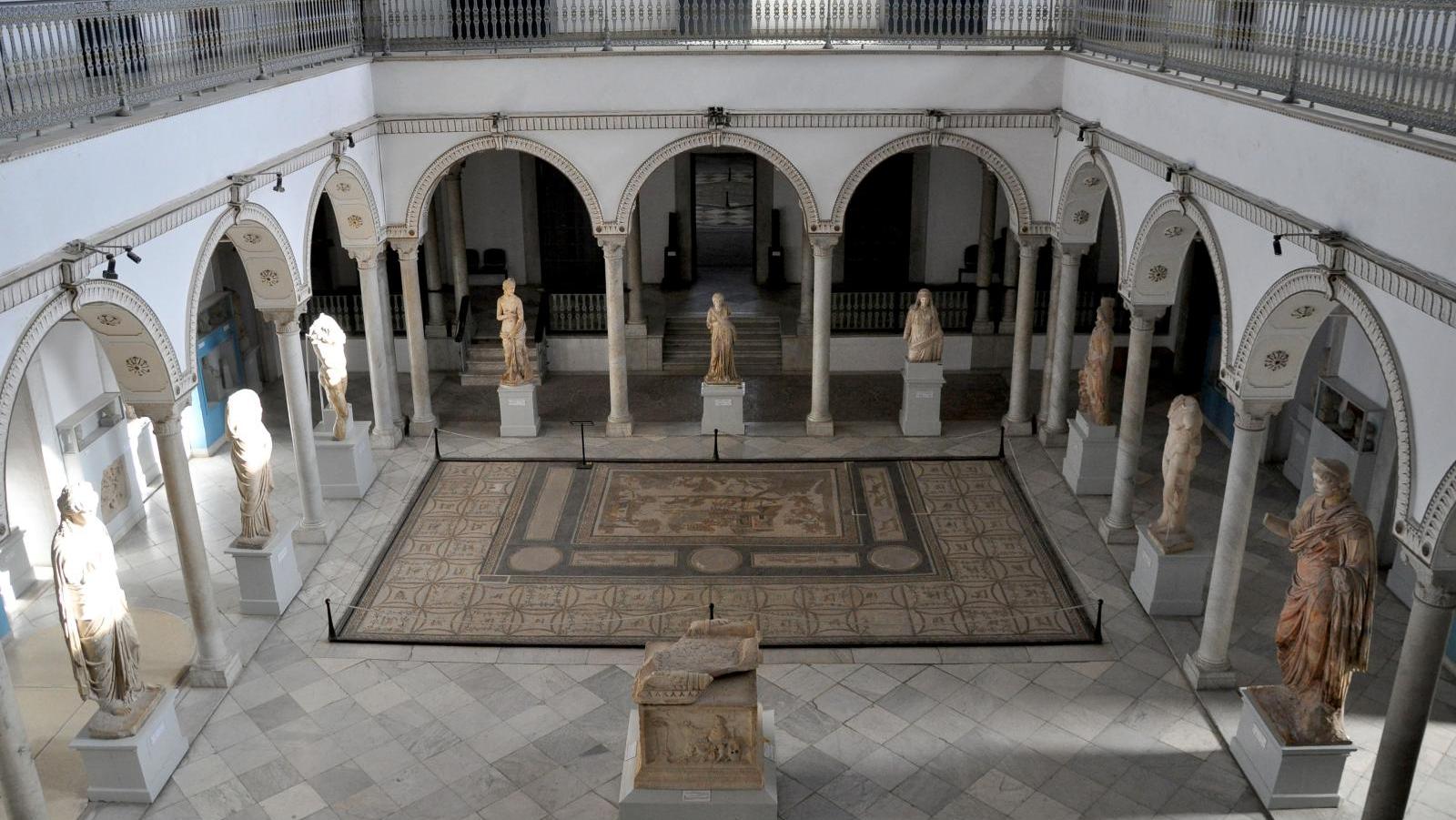 La salle de Carthage, ancien patio du palais du bey de Tunis, abritant le musée du... La renaissance  dU Bardo