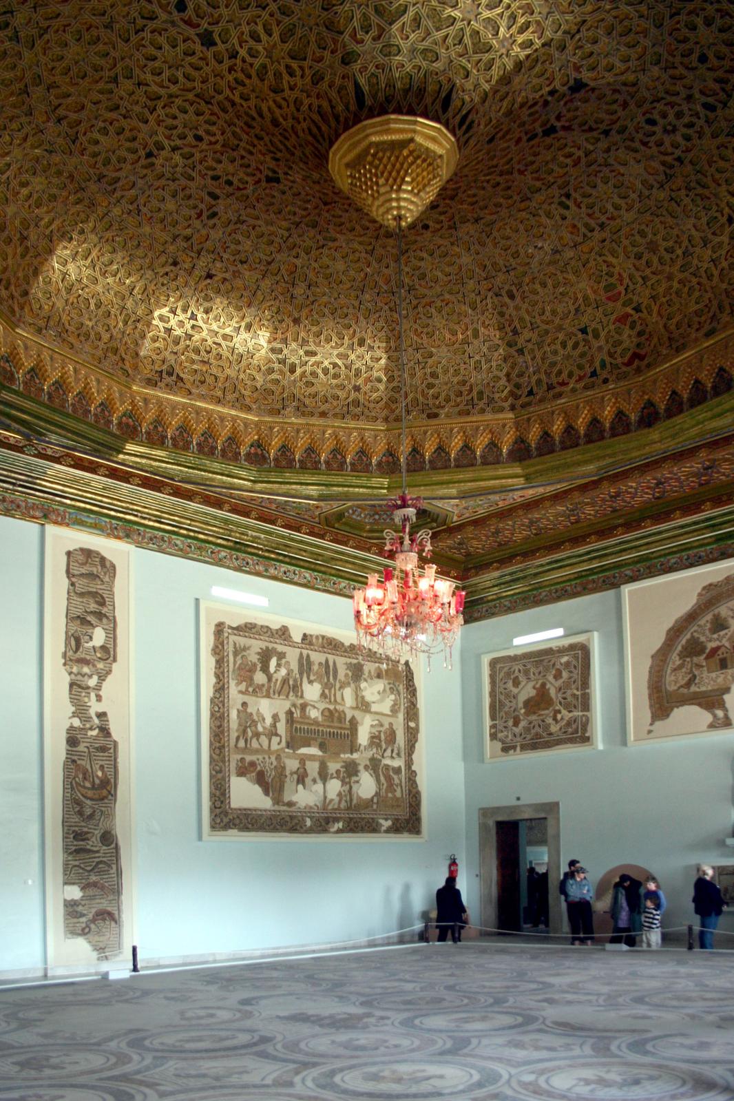 Ancien salon de réception, la salle de Sousse se distingue par son plafond couvert d’un lambris en bois sculpté de motifs floraux et d’arabesques. © T
