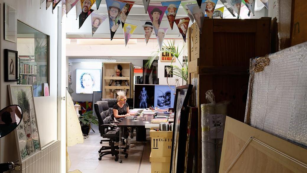 L’artiste dans son atelier : au plafond, la guirlande de fanions représentant ses... Connaissez-vous ORLAN ?