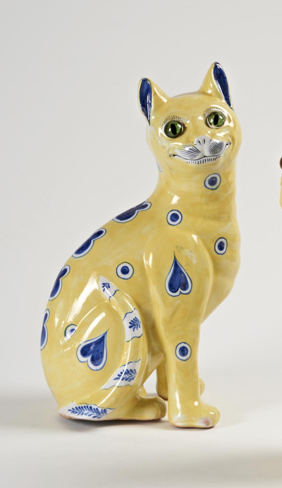 Émile Gallé, chat en céramique à émail jaune, bleu et rose, yeux en application de pastilles de verre, h. 34 cm. Paris, Drouot, 27 mai 2016. Peschetea