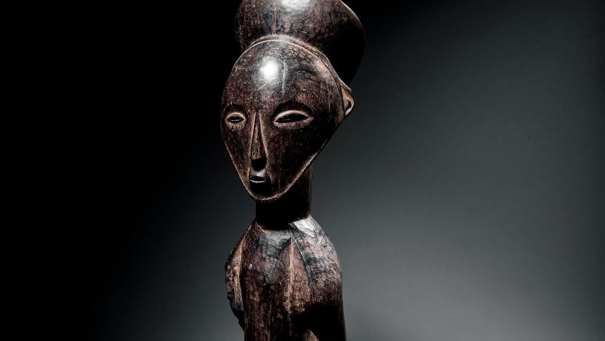 République démocratique du Congo. Figure d’ancêtre hemba, bois dur à patine laquée... Grande statuaire des Hembas