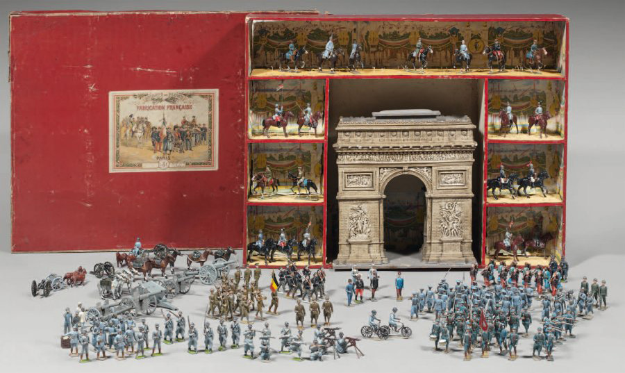 «Défilé de la victoire», boîte de soldats de plomb marquée «LC» avec abeille de la maison Lucotte, Paris, puis Margat de 1913 à 1928, incomplète, lot 