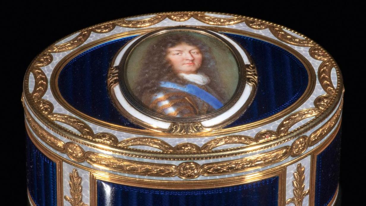 Tabatière en or émaillé de forme ovale, couvercle orné du portrait de Louis XIV,... Objets de vertu récompensés