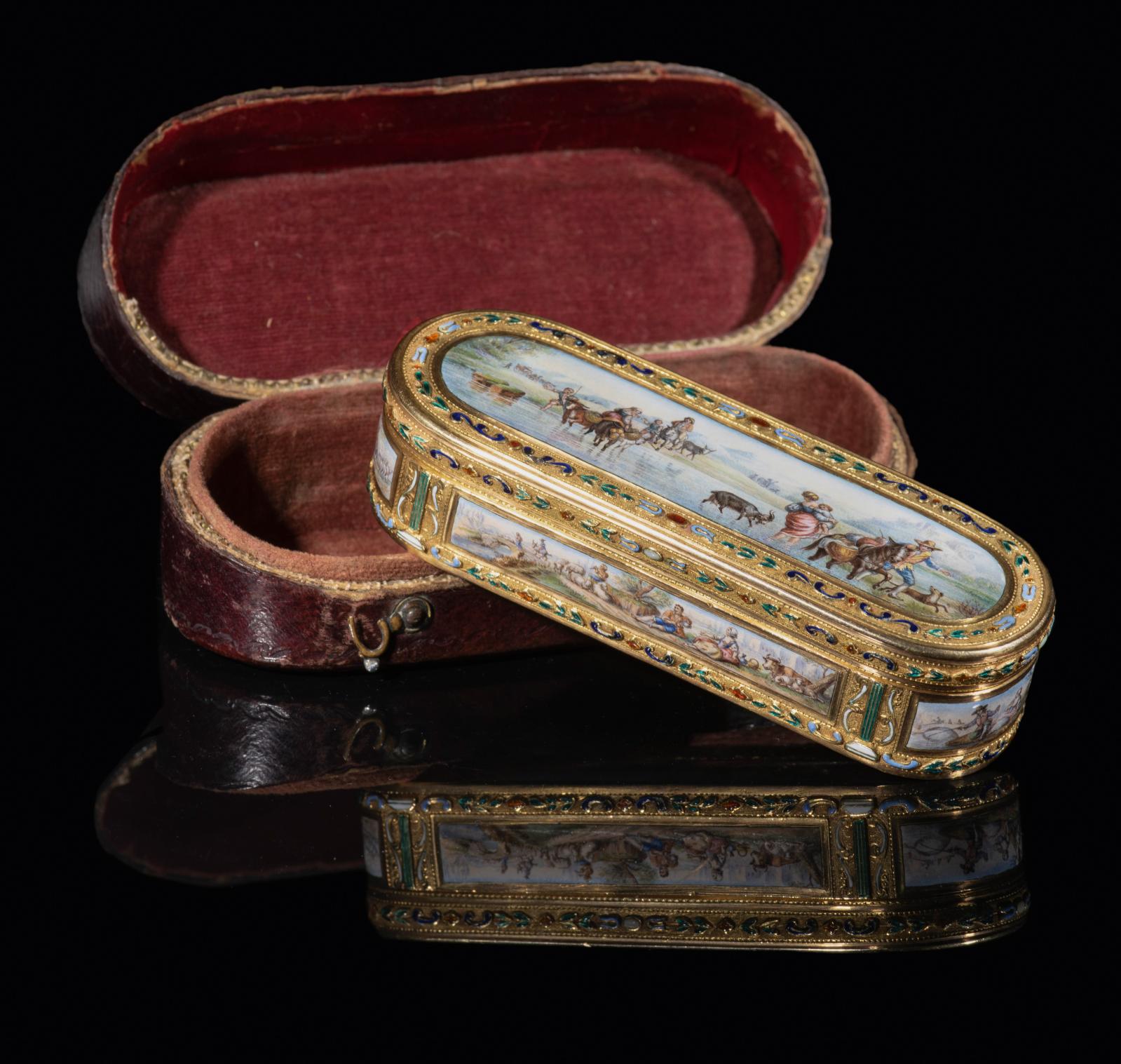 Boîte dite «à cure-dents» en or émaillé, monture à cage, peinte toutes faces de scènes de genre à la campagne, attribuées à Louis Joachim Colmet de Co