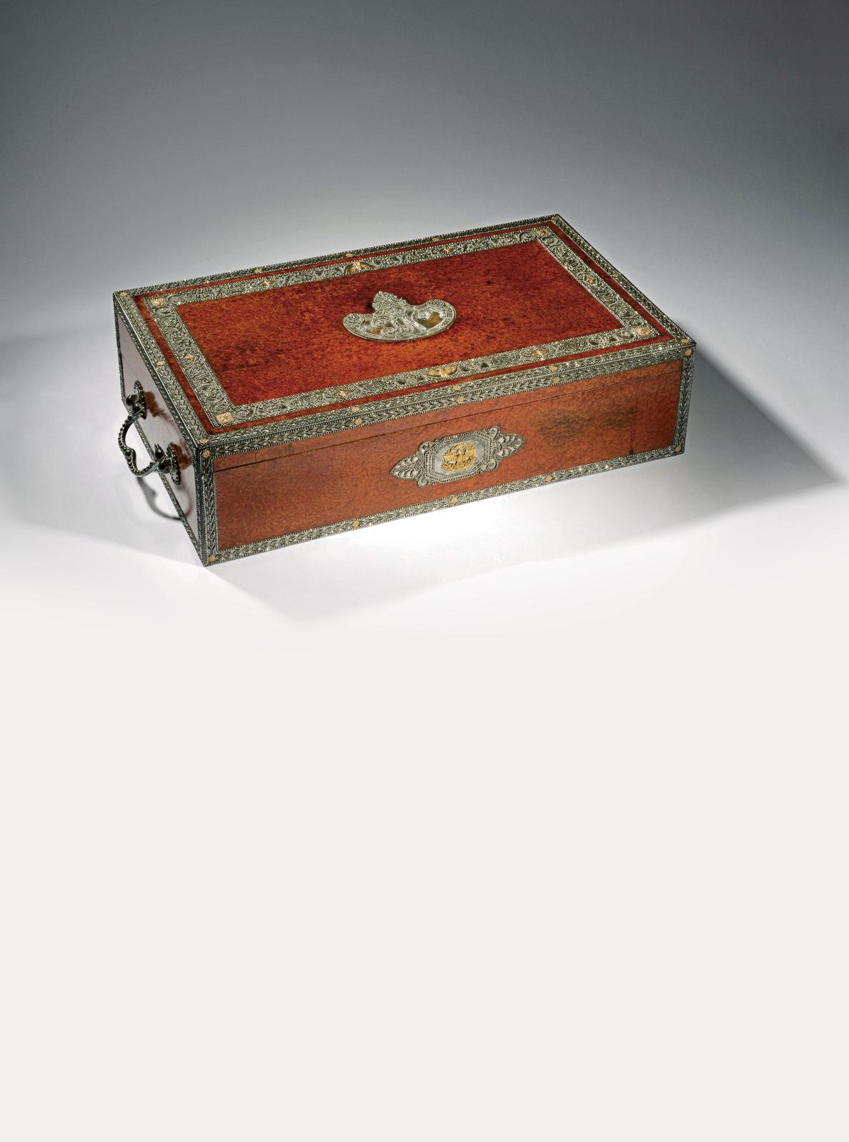 368 750 €Martin Guillaume Biennais, vers 1807-1809, coffret écritoire du roi Jérôme, or, vermeil, bronze doré, acajou plaqué de loupe d’orme, garnitur