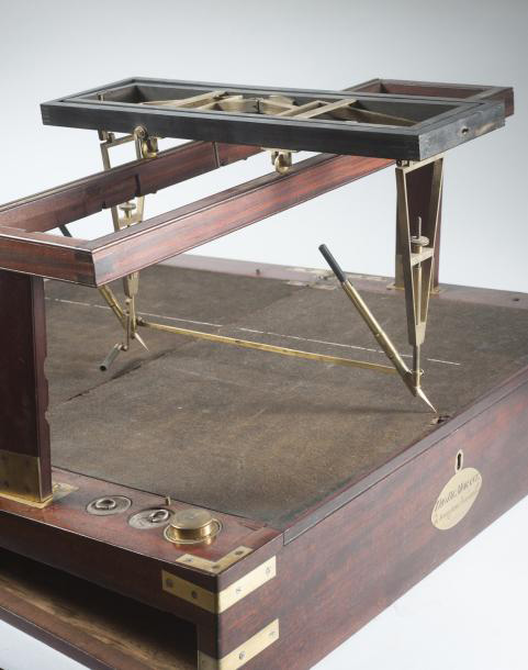 12 500 €Marc-Isambart Brunel (1769-1849), écritoire «machine à écrire et à copier», avec pantographe, 1er tiers du XIXe siècle, 46 x 30,5 x 22,5 cm.Dr