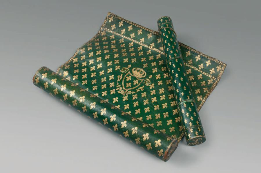 21 250 €Au chiffre de Louis XVIII et aux armes de France, écritoire déroulant en maroquin vert, décoré d’un semis de fleurs de lys, pochette pour les 