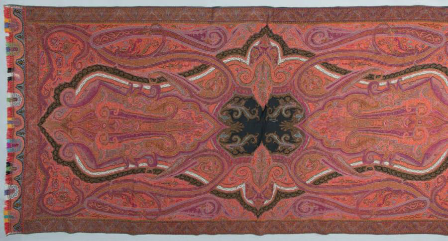 1 264 €Châle indien, tissage espoliné en laine cachemire de couleurs rouge et violet cardinal, réserve noire signée au nom d’un atelier.Drouot, 4 févr