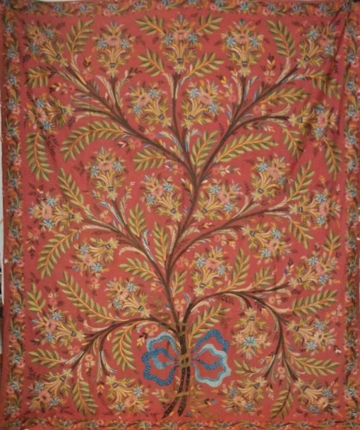 558 €Tenture, pashmina abricot brodé, au point de chaînette en soie polychrome, d’un arbre fleuri, Inde, XIXe siècle, 220 x 183 cm.Drouot, 20 avril 20