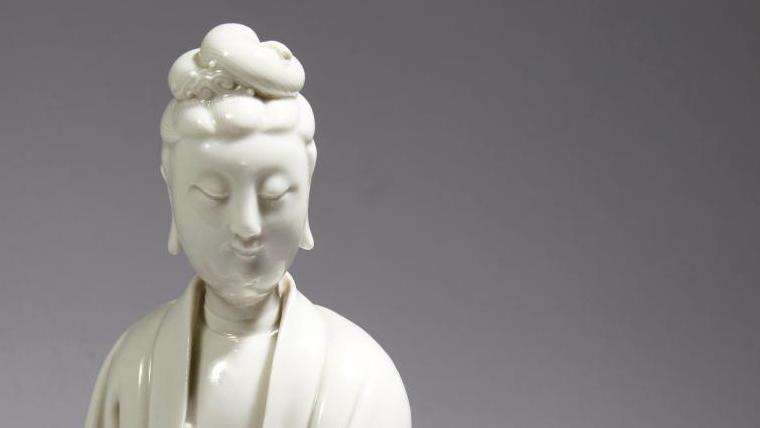Chine, Dehua, XVIIe siècle. Statuette de guanyin en porcelaine blanche, assise en... Une Asie aux multiples visages