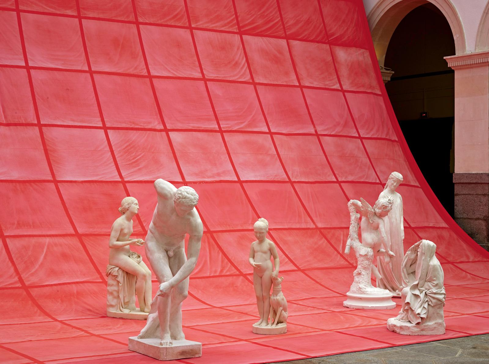 Tableau vivant, installation au musée des beaux-arts de Rennes, 2017. © Jean-Manuel Ralingue/ Musée des beaux-arts de Rennes 