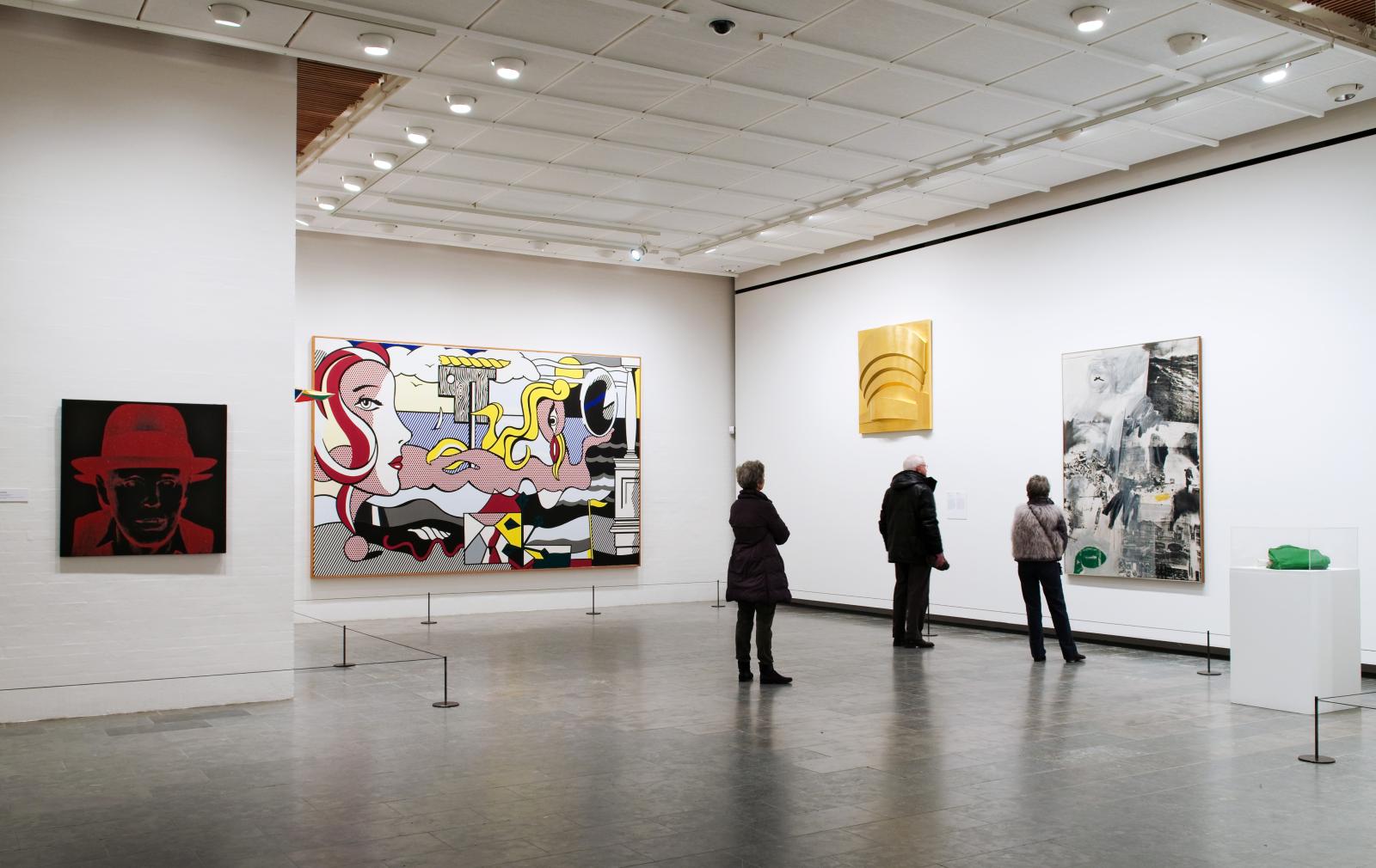 Dans les salles consacrées au pop art, des toiles de Warhol et de Lichtenstein. 