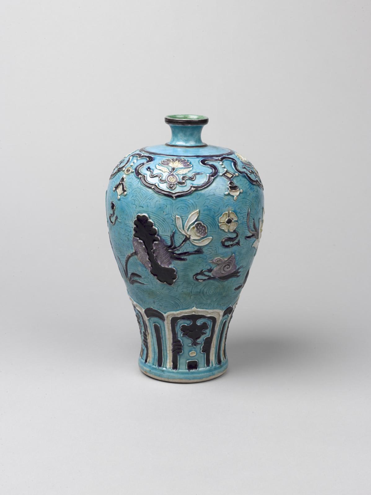Dynastie Ming (XVe-XVIe siècle). Vase à motif d’oiseaux aquatiques sur un étang de lotus, glaçures fahua, fours de Jingdezhen, h. 27 cm, diam. 17.3 cm