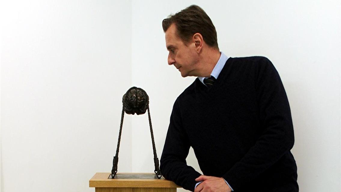Philippe Ramette regardant L’Éloge de la pensée, 2016, bronze, laiton, 138,5 x 39... Les lois de l’apesanteur selon Philippe Ramette