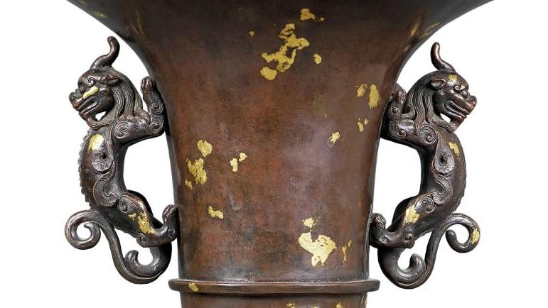 Chine, probablement de la dynastie Qing, vase archaïsant, bronze éclaboussé d’or,... De la Chine impériale à l’Afrique ancestrale