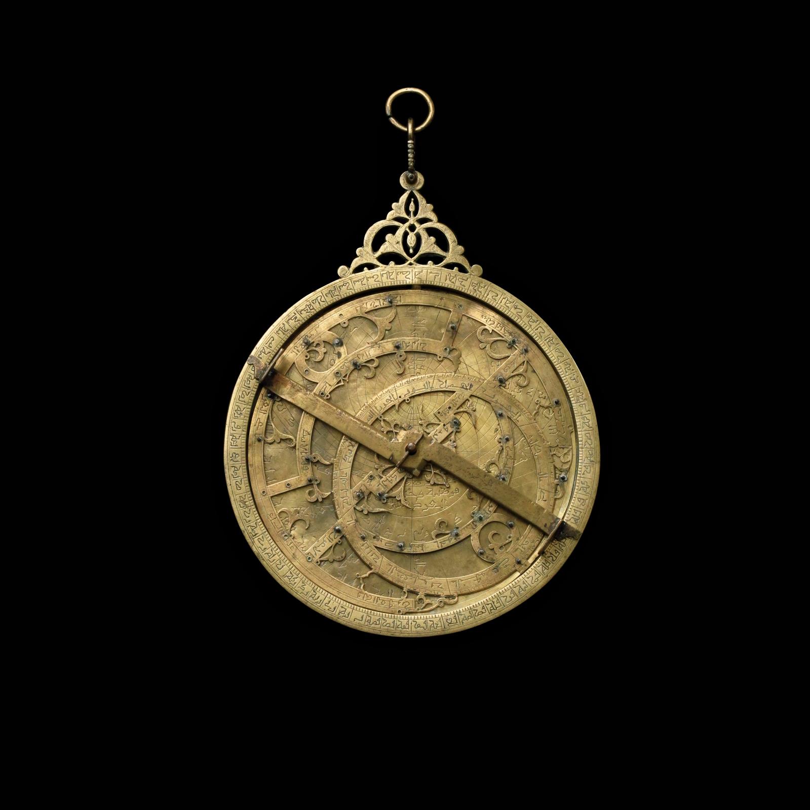 Maroc, Fès, XIVe siècle, Muhammad Ibn Qasim al-Qurtubi. Astrolabe en laiton doré, diam. 25,2 cm.Paris, Drouot, 2 février 2015. Tessier & Sarrou et Ass