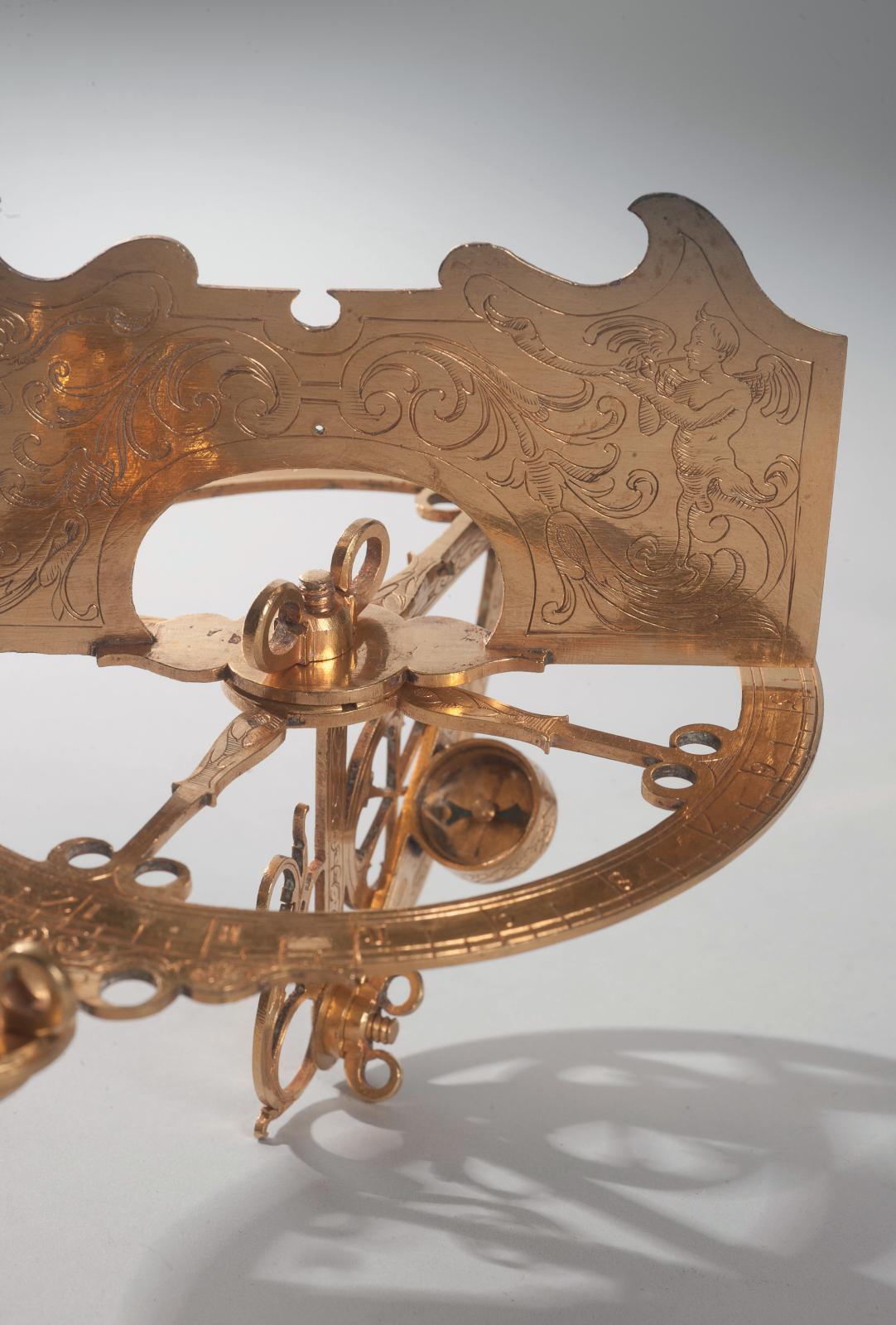 Instrument céleste à visée, cercle gradué et boussole amovible, démontable, probablement du XIXe siècle ; dans une boîte en bois recouverte de maroqui