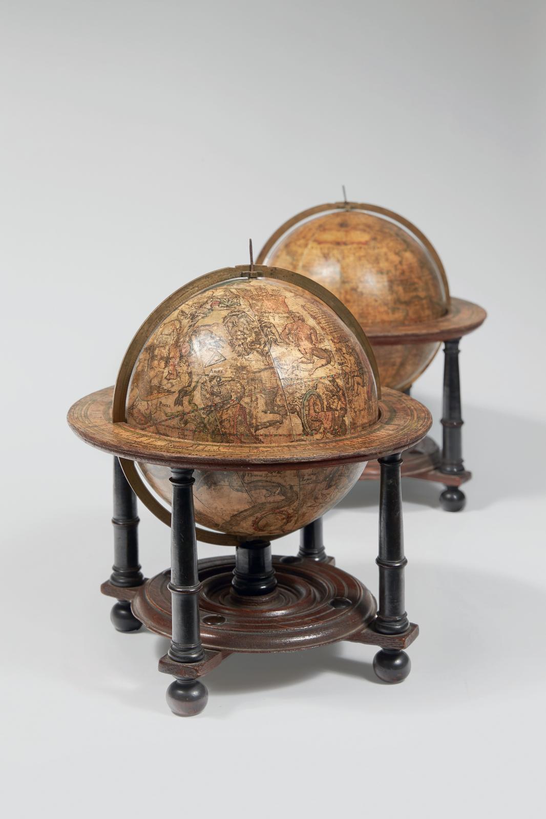 Willem Janszoon Blaeu (1571-1638), globes terrestre et céleste, Amsterdam «1602» (après 1618), constitués de douze fuseaux gravés et aquarellés, monté