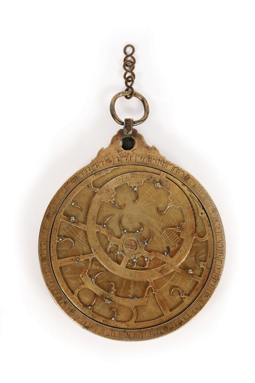 Probablement Maroc, milieu ou fin du Xe siècle de l’hégire [XVIe siècle], astrolabe en laiton, diam. 19,6 cm.Paris, Drouot, 21 décembre 2016. Chayette