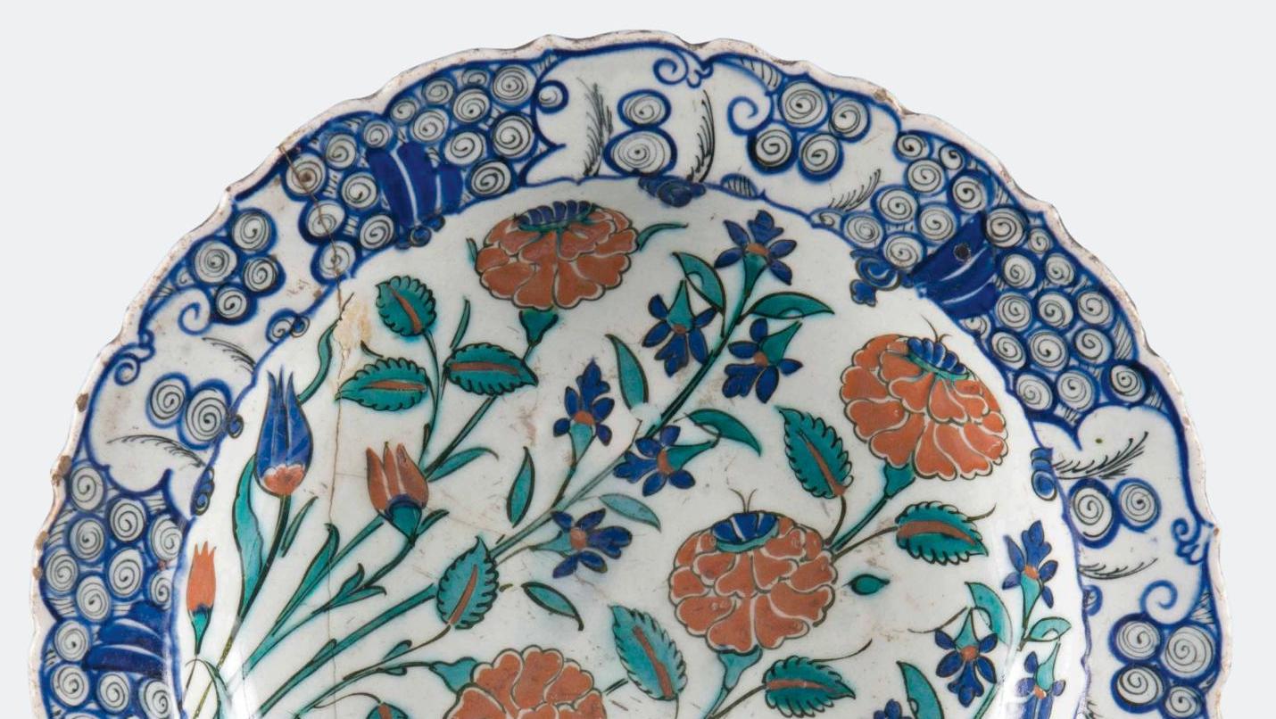 Empire ottoman, XVIe siècle. Plat en céramique d’Iznik, à décor floral constitué... L’apogée de la céramique d’Iznik