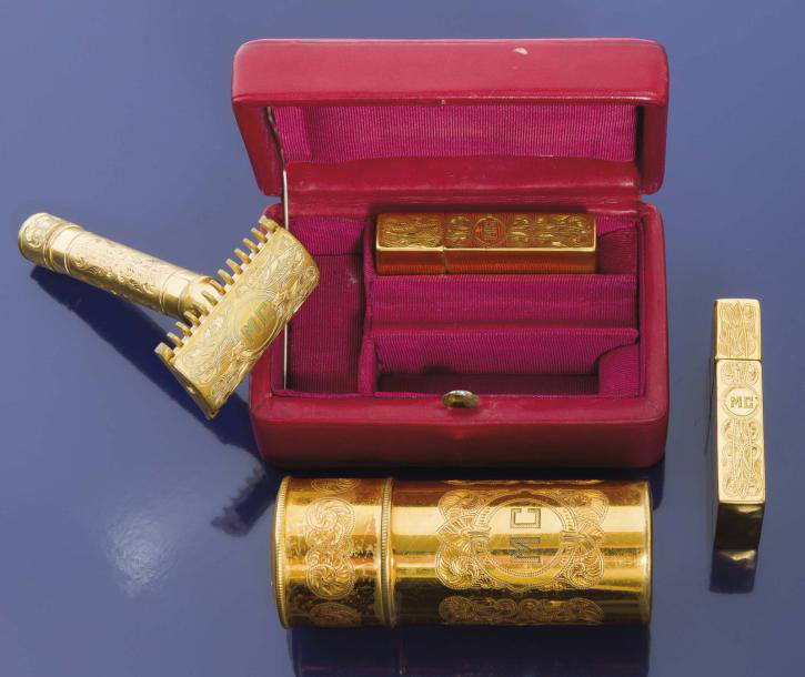 1 029 €Gillette, nécessaire de rasage en métal doré au monogramme de Maurice Chevalier, avec rasoir et deux boîtes à lames, joint un étui au modèle. D