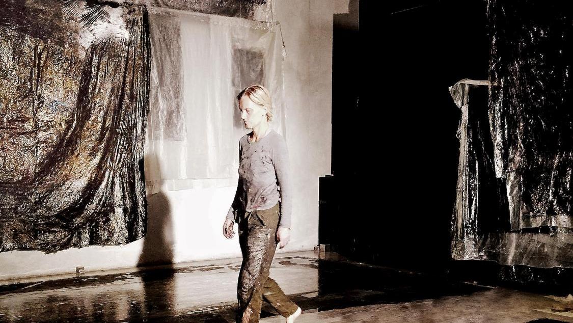 … Evi Keller dans son atelier à Paris. © Evi Keller La quête de la lumière, le «Graal» d’Evi Keller