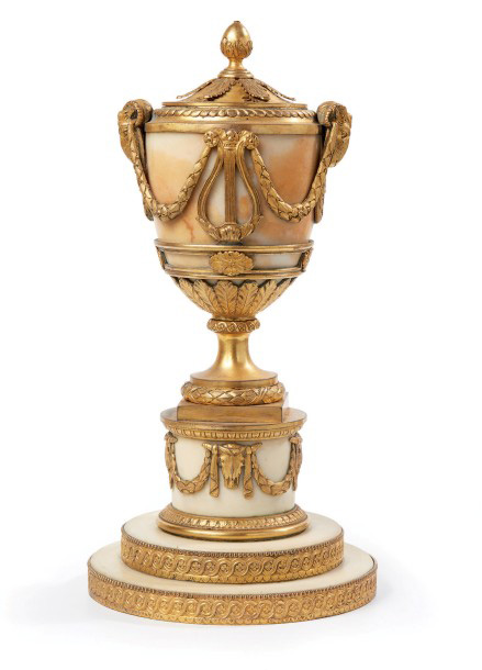 50 400 €Matthew Boulton (1728-1809), vase brûle-parfum et son couvercle en marbre blanc, monture en bronze ciselé et doré, Angleterre, époque Georges 