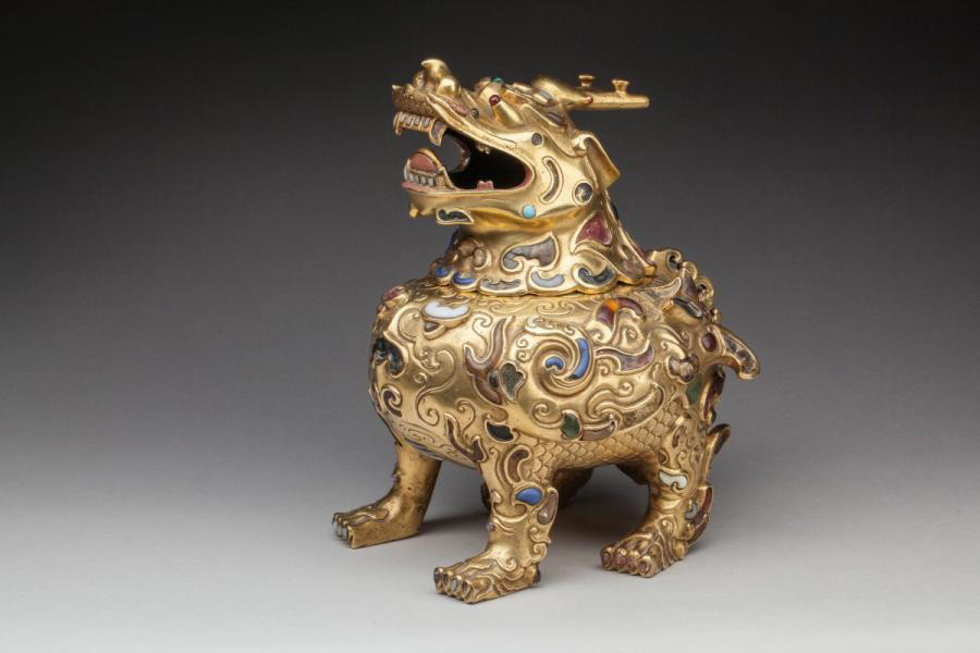 310 000 €Chine. Style de Qianlong, brûle-parfum à la chimère en bronze doré rehaussé de pierres, notamment d’agates, et de cabochons de pâte de verre,