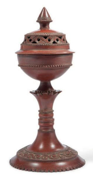 386 €Égypte, XIXe siècle. Brûle-parfum couvert sur piédouche, terre cuite vernissée brun, sculptéed’une guirlande végétale sur le pied et le couvercle