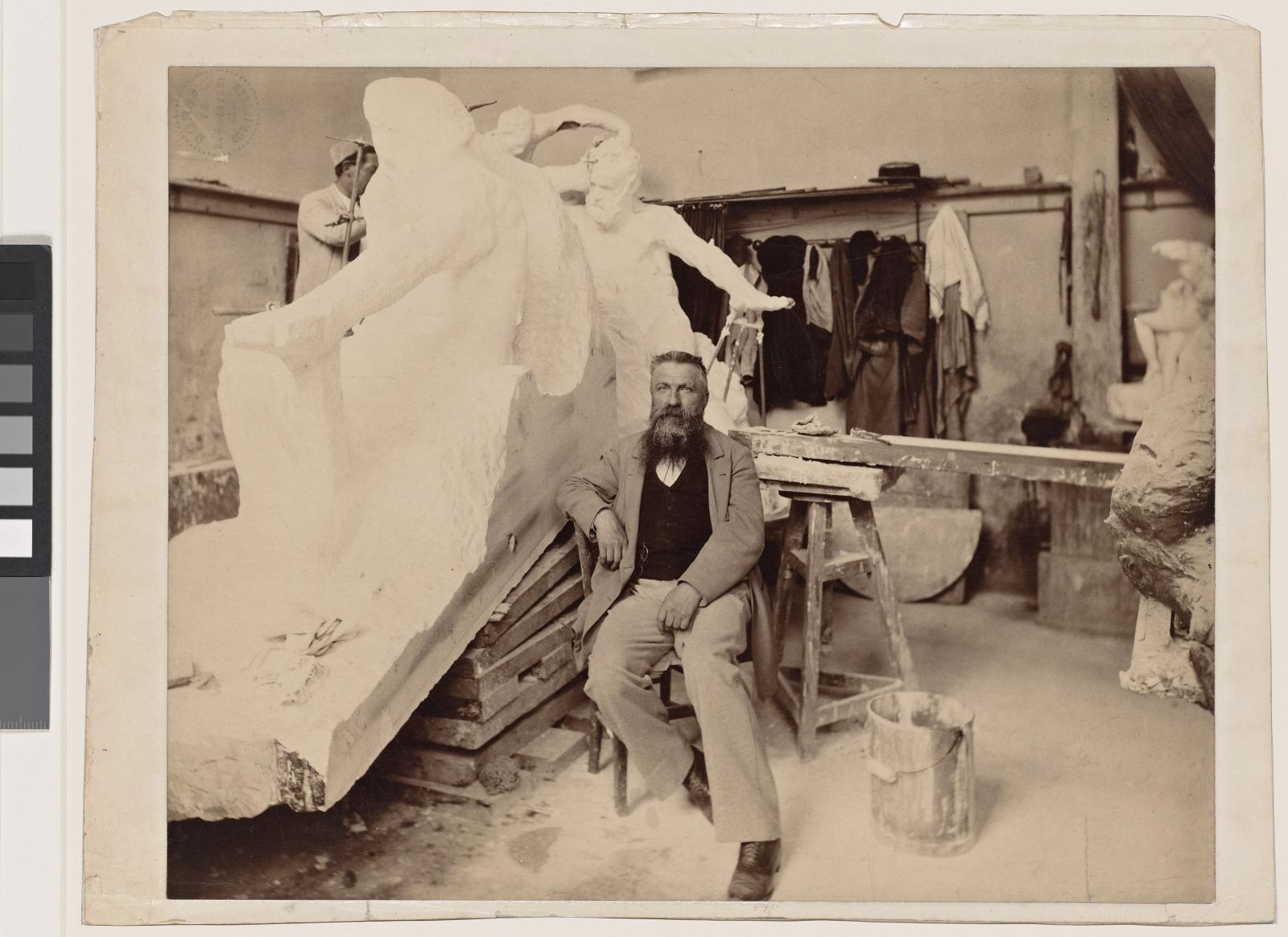 Paul Dornac (1858-1941), Rodin assis dans son atelier devant le monument à Victor Hugo, vers 1898, épreuve sur papier albuminé, collection musée Rodin